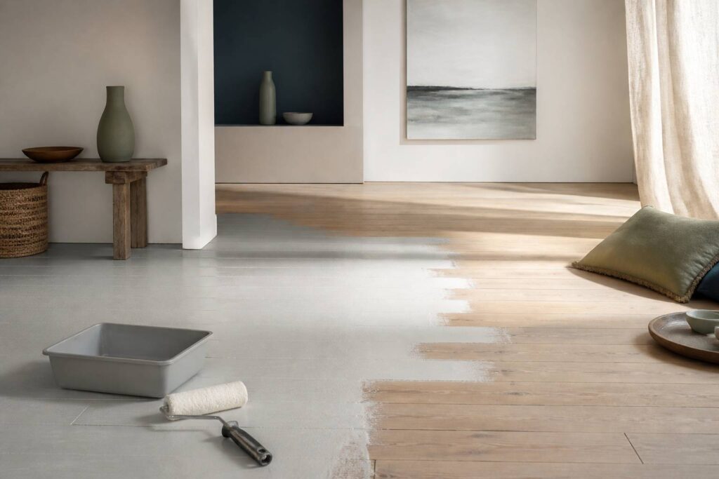 Parquet en bois en cours de peinture avec rouleau dans une pièce lumineuse