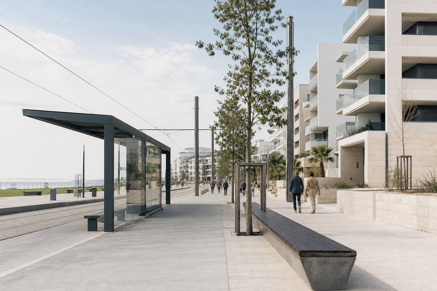 Rue de quartier avec immeubles et arrêt de tramway sans affiche lisible