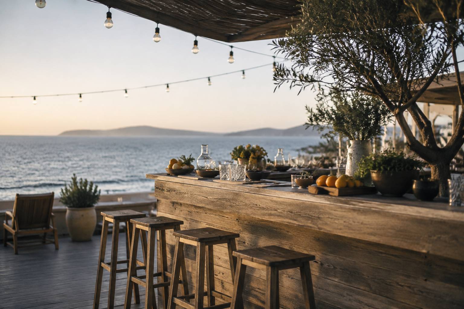 Bar extérieur en bois avec agrumes et herbes fraîches au crépuscule